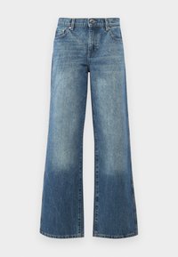 Jeans de pierna ancha en mezclilla azul medio, con un acabado desgastado, diseño clásico de cinco bolsillos y costuras en contraste. Cierre con botón y cremallera.