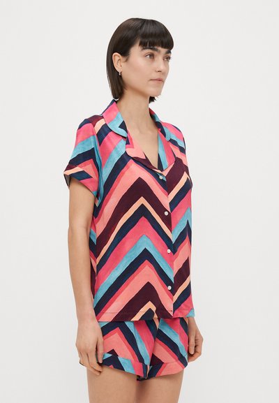 Set za pidžamu s kratkim rukavima i gumbima u živopisnom chevron uzorku s nijansama ružičaste, plave i mornarsko plave. Lagani materijal s opuštenim krojem.