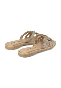 Beige open-toe sandalen met kruisende banden versierd met zilveren strass. Platte zool met een gladde textuur. Merknnaam aan de binnenkant gedrukt.