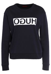 Granatowa bluza wykonana z bawełnianej mieszanki, z dużym białym prostokątnym logo z napisem "HUGO" na przodzie. Długie rękawy i ściągacze na mankietach.