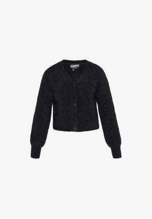 Melns, īss kardigāns, izgatavots no pūkaina materiāla, ar V veida kaklu, pogu aizdari un garām piedurknēm, kurām ir ribbed aproces.