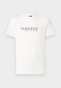 Biała, krótko rękawowa koszulka z okrągłym dekoltem z wielokolorowym logo "tommy JEANS" umieszczonym na środku klatki piersiowej oraz małym logo flagi na lewym rękawie.