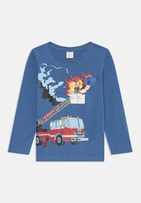 Blaues Langarm-T-Shirt mit einem Feuerwehrwagen-Motiv, das eine Leiter, Flammen und Rauch zeigt. Aus weicher Baumwolle, lässige Passform.