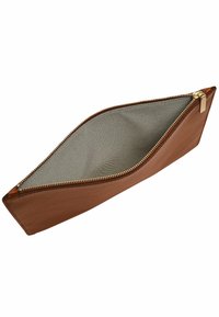 Pochette en cuir marron avec une texture lisse, fermeture éclair et intérieur en tissu gris. Forme mince et allongée, sans motifs ni accents visibles.