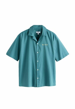 Türkisfarbenes kurzärmliges Hemd mit Knopfleiste, Camp-Kragen und kleinem weißen, aufgesticktem Text auf der linken Brust, auf dem "Henri Matin" steht.