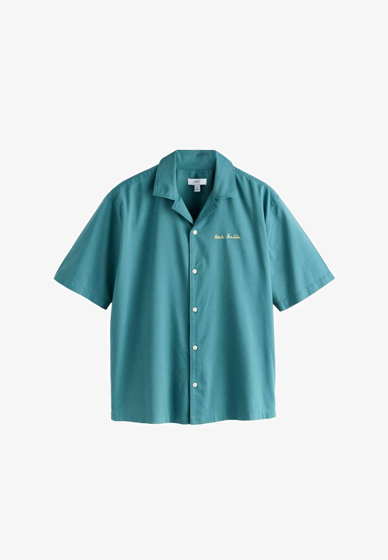 Chemise courte à manches courtes de couleur sarcelle avec un col style camp et un petit texte brodé en blanc sur la poitrine gauche indiquant "Henri Matin."