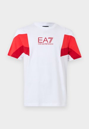 Maglietta bianca a maniche corte con accenti geometrici rossi sulle maniche e logo rosso "EA7 Emporio Armani" al centro del petto.