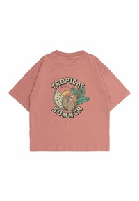 Rozā kokvilnas t-krekls ar īsām piedurknēm, kas rotāts ar grafisku attēlu par kokosriekstu dzērienu, uz kura ir uzraksts "TROPICAL SUMMER" un zaļas palmas lapas.