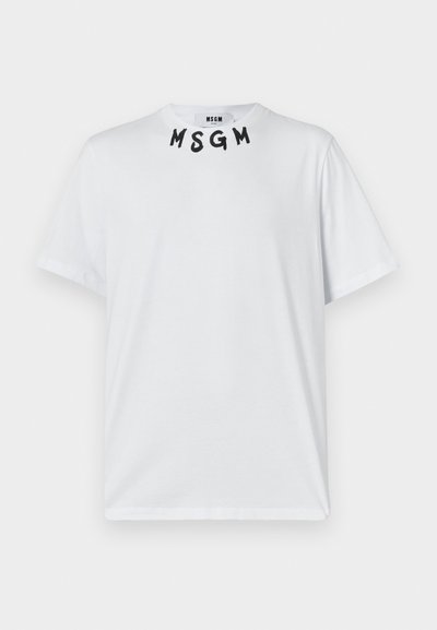 T-shirt en coton blanc avec le texte "MSGM" brodé en noir au niveau du col. Manches courtes, col rond et coupe décontractée.