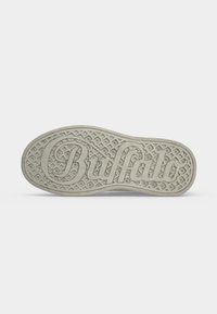 Semelle de chaussure embossée d'un motif en diamant et le mot "Buffalo" en grandes lettres en relief au centre.