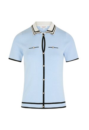 Lichtblauwe kortlopende gebreide top met een zwart-wit gestreepte kraag, zwarte accenten, parelknopen en dubbele borstzakken.