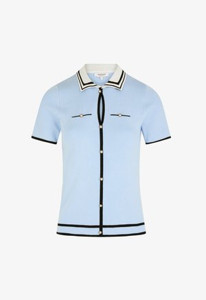 Top de punto de manga corta azul claro con un cuello a rayas en blanco y negro, detalles en negro, botones de perla y dos bolsillos en el pecho.