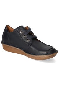 Zapato negro de cuero con cordones y puntera redondeada, suela de goma marrón y ojales de metal. Presenta un diseño cosido a lo largo de la costura.