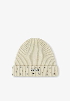 Beanie lavorato a maglia color crema con texture a coste, caratterizzato da un risvolto decorato con un logo nero e accenti di gemme argento.