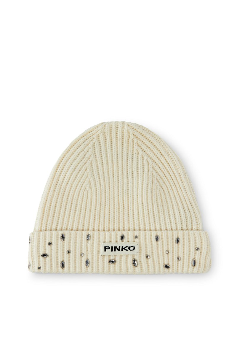 Beanie lavorato a maglia color crema con texture a coste, caratterizzato da un risvolto decorato con un logo nero e accenti di gemme argento.