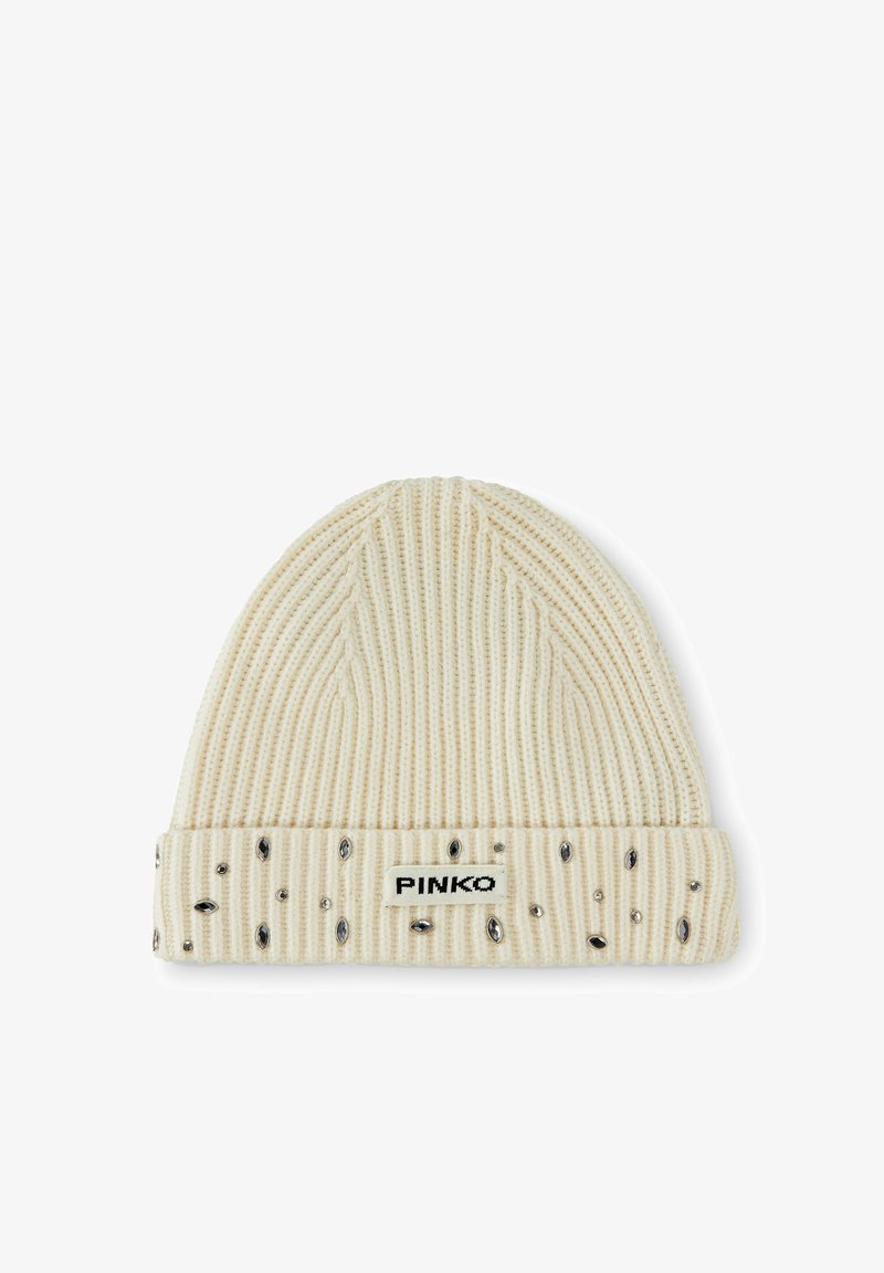 Beanie lavorato a maglia color crema con texture a coste, caratterizzato da un risvolto decorato con un logo nero e accenti di gemme argento.