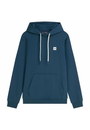 Sudadera azul con capucha con cordones blancos, bolsillo frontal tipo canguro, puños acanalados y pequeño logo cuadrado en el pecho.