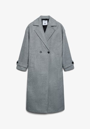 Cappotto di lana grigia con design doppiopetto, colletto a punta e maniche arrotolate. Presenta due tasche laterali e bottoni neri.