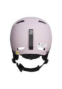 Jasnoróżowy kask narciarski z otworami wentylacyjnymi, regulowanym pokrętłem z tyłu oraz czarnym paskiem ozdobnym. Widoczna naklejka z certyfikatem CE i MIPS.
