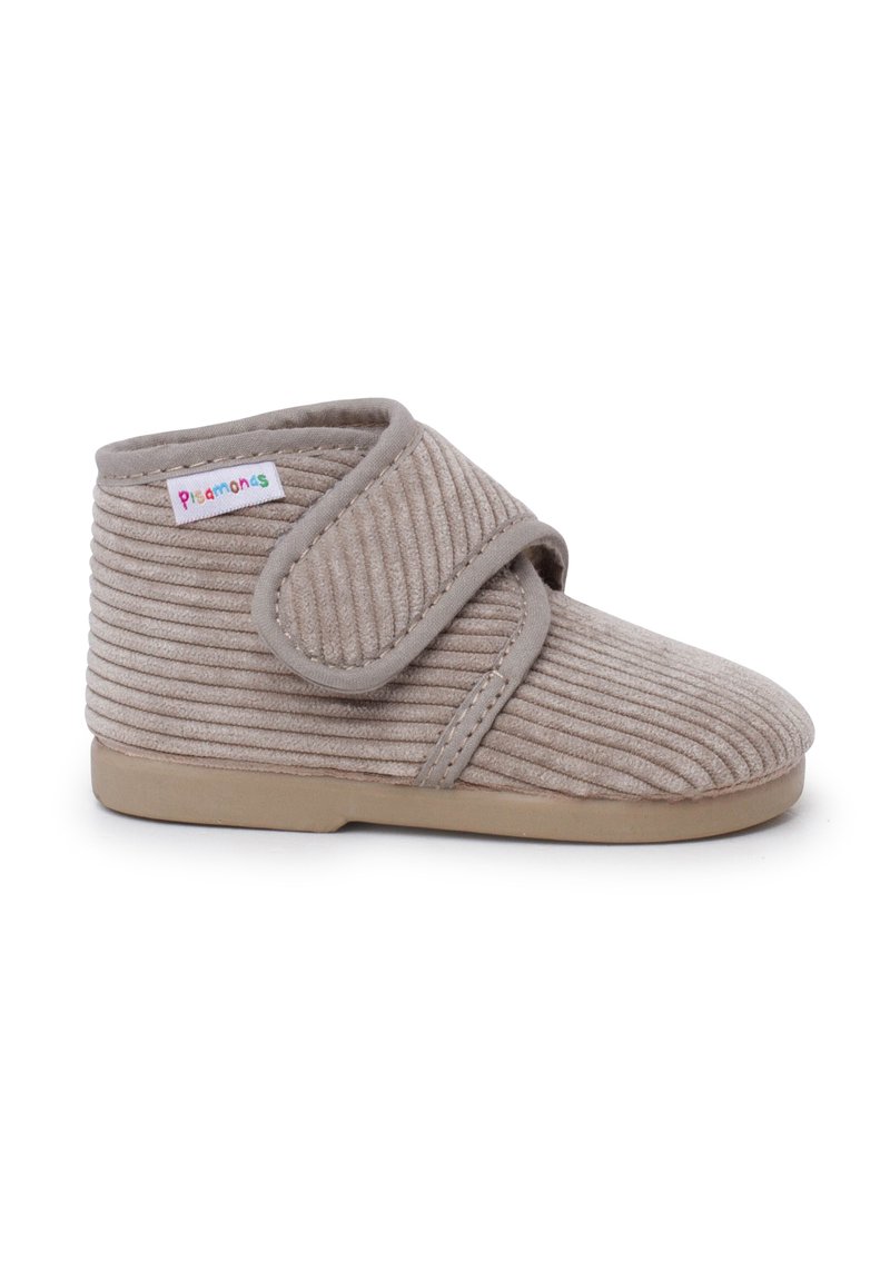 Stivale in corduroy grigio con una fascia a strappo e suola in gomma beige. Texture a righe e tessuto morbido per il comfort. Etichetta del marchio visibile sul lato.