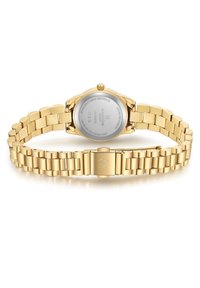 Goldene Edelstahluhr mit einem Gliederarmband, runder Gehäuseform und Rückengravuierung. Wasserfest. Minimalistisches Design, glatte Textur.