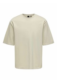 Lysebeige T-shirt med korte ærmer, rund halsudskæring, afslappet pasform og glat tekstur. Ingen synlige mønstre eller hardware-detaljer.