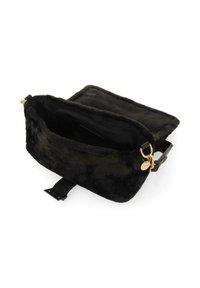 Črna torbica iz umetnega krzna z ravno pravokotno obliko, opremljena z zlatim zaponko in trakom. Notranjost je obložena s črnim tekstilom.