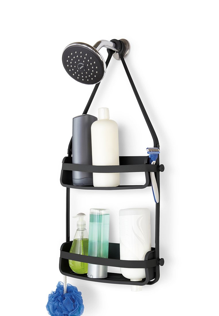 Schwarzer Badezimmer-Duschcaddy mit zwei Regalen, auf denen verschiedene Flaschen und ein blauer Luffa liegen. Überkopf eine Metall-Duschbrause mit rundem Design.