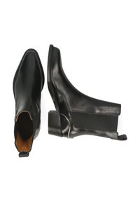 Bottines en cuir noir avec un bout pointu, des panneaux latéraux élastiques et un petit talon carré. Elles disposent d'une languette et d'un accent métallique discret.