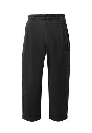 Pantalones capri negros hechos de un tejido ligero, con cierre de botón, pliegues frontales y puños enrollados. Incluye un bolsillo lateral con logo.