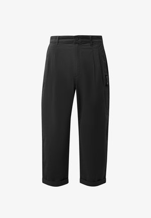 Schwarze Capri-Hosen aus leichtem Stoff, mit einem Knopfverschluss, vorderen Falten und umgeschlagenen Säumen. Enthält eine Seitentasche mit Logo.