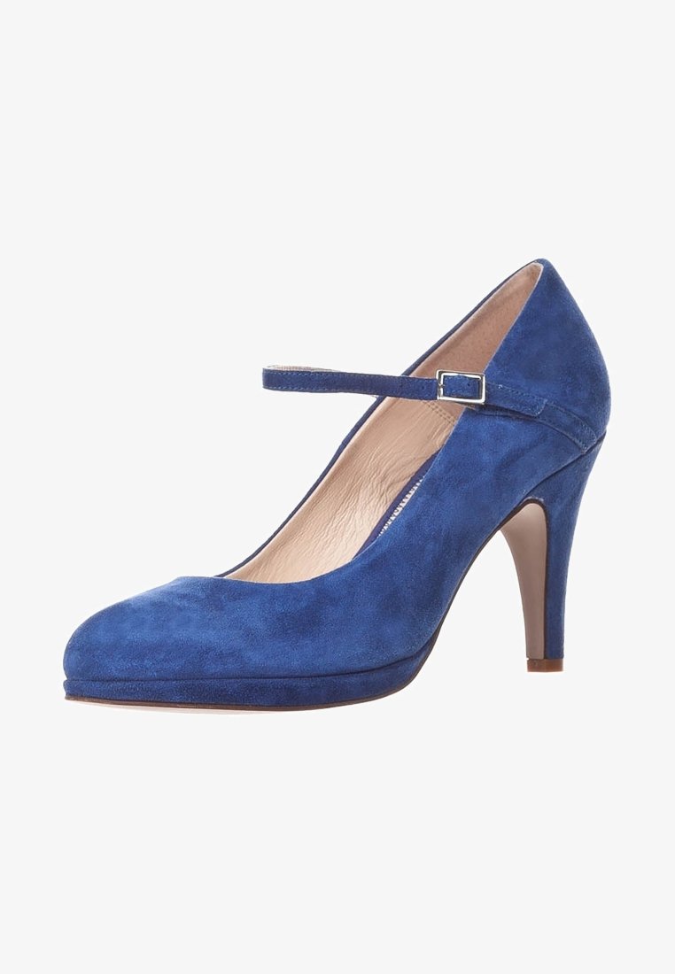 Escarpin Mary Jane en daim bleu avec un bout arrondi, une bride réglable et un talon de 3,5 pouces. Doublure intérieure lisse et extérieur texturé.
