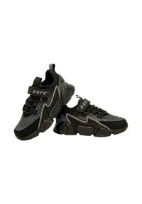 Scarpe da ginnastica nere con tomaia in rete, chiusura con strap e suola testurizzata. Presentano un design moderno con elementi in contrasto tra nero e grigio.