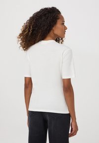 Terranova CON SCRITTA E STRASS - T-shirt con stampa - bianco lana