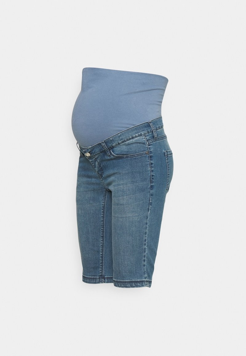 Shorts de maternité avec une bande ventrale extensible bleue, fabriqués en denim avec un délavage décoloré, dotés d'accessoires typiques de jeans et d'une coupe au genou.