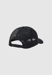 Fekete snapback sapka szilárd elülső panellel és lélegző hálós hátsó résszel, állítható műanyag pánttal és ívelt karimával.