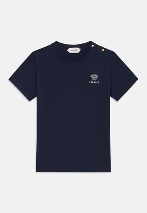 T-shirt bleu marine à manches courtes avec col rond, boutons dorés sur l'épaule et petit logo blanc Versace Medusa sur la partie supérieure gauche de la poitrine.