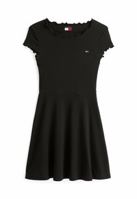Schwarzes Kurzarmkleid mit schwingendem Rock, geripptem Ausschnitt und abgeschlossenen Ärmeln. Es zeigt ein kleines rot-weißes Logo auf der Brust.
