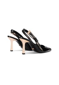 Décolleté in vernice nera con punta affusolata, tacco a blocco beige e una prominente fibbia metallica sui cinturini.