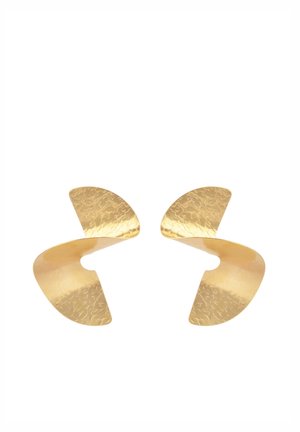 Para młotkowanych kolczyków z metalu w kolorze złota, o abstrakcyjnych, zakrzywionych geometrycznych kształtach i otwartym, rozdzielonym wzorze.