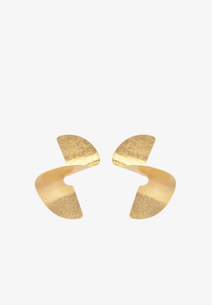 Para młotkowanych kolczyków z metalu w kolorze złota, o abstrakcyjnych, zakrzywionych geometrycznych kształtach i otwartym, rozdzielonym wzorze.