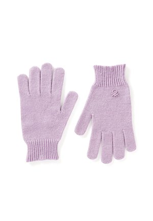 Gants tricotés lilas avec un poignet côtelé et un design à cinq doigts. Petit détail d'emblème au poignet. Texture douce, idéale pour les temps frais.