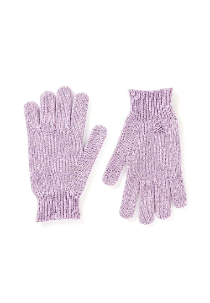 Fialové pletené rukavice s žebrovaným manžetem a designem na pět prstů. Malá ozdobná značka na zápěstí. Měkká textura, vhodné pro chladné počasí.