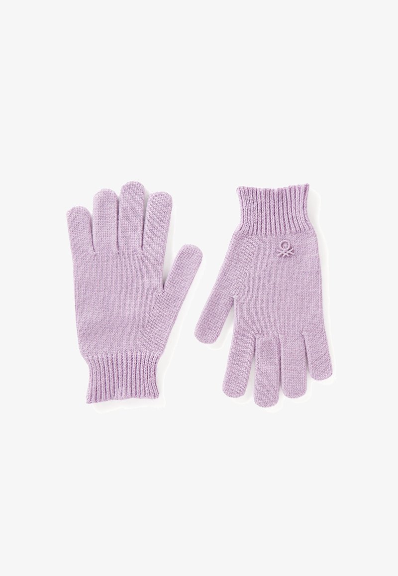 Fialové pletené rukavice s žebrovaným manžetem a designem na pět prstů. Malá ozdobná značka na zápěstí. Měkká textura, vhodné pro chladné počasí.