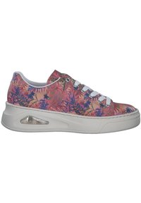 Baskets en toile multicolores avec motif floral, semelle blanche, design à lacets et amorti d'air visible au niveau du talon. Détail de motif en tissu texturé.