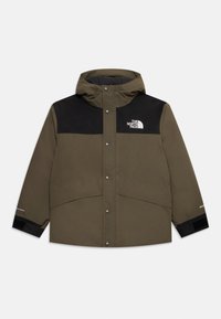 Veste isolante en vert olive et noir avec capuche, boutons-pression, logo "The North Face" sur la poitrine et poignets ajustables en Velcro.