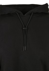 Sweat-shirt à capuche noir avec cordons de serrage ajustables, doté d'une texture lisse et d'un design minimaliste. Aucune motif ni graphique présent.
