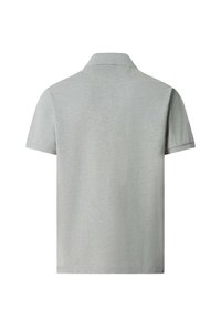 Polo a maniche corte grigio chiaro vista da dietro con colletto classico, design semplice e senza loghi o motivi visibili.