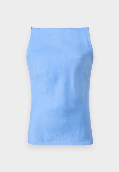 Ανοιχτό μπλε τι-shirt χωρίς μανίκια, κατασκευασμένο από λείο ύφασμα. Διαθέτει εφαρμοστή σχεδίαση με ίσια λαιμόκοψη και χωρίς ορατές ραφές ή διακοσμήσεις.