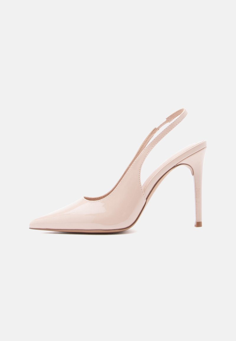 Escarpin à talon haut avec bride arrière en cuir verni nude brillant, bout pointu, talon fin et design minimaliste avec une simple lanière élastique.